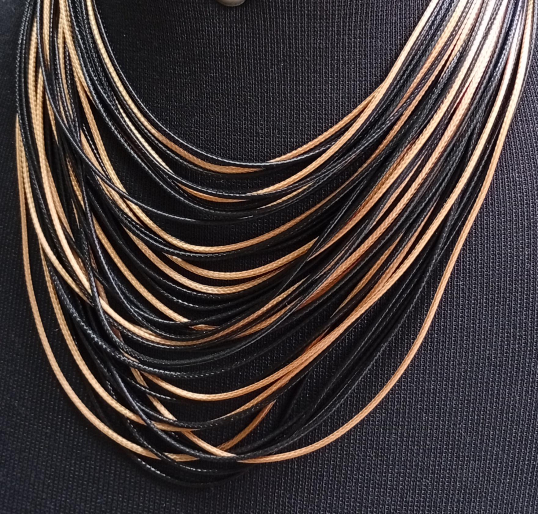 Colar Multi Fios Preto e Dourado Curto